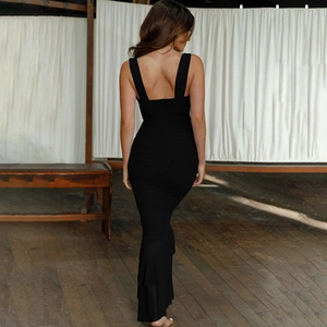 Robe noire sexy sans manches avec texture froncée et élégant ourlet sirène à volants