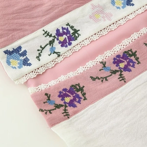 Top ricamato floreale in stile francese rosa e bianco con raffinati dettagli in pizzo