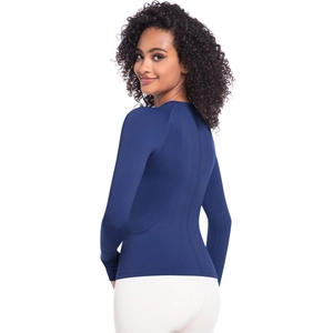 Dettaglio delle cuciture senza cuciture e della trama elastica sul retro del top blu