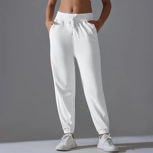 Détail du jogging blanc à taille haute avec ceinture élastique et cordon de serrage