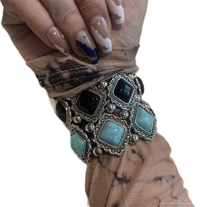 Bracelet élastique bohème avec pierres noires et turquoise sur base en métal argenté