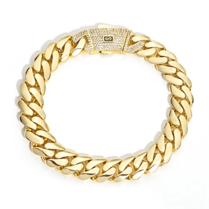 Bracelet gourmette plaqué or 14K poli avec boucle pavée de strass sur fond blanc épuré