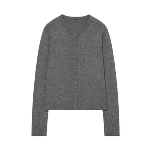Gilet en maille grise minimaliste avec col rond et fermeture à boutons style classique