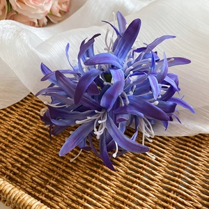 Gros plan sur la pince à cheveux fleur violette en tissu avec pétales en soie élégants