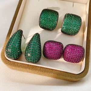 Détail de boucles d'oreilles vintage en zircon, formes goutte et carrée, sertissage pavé