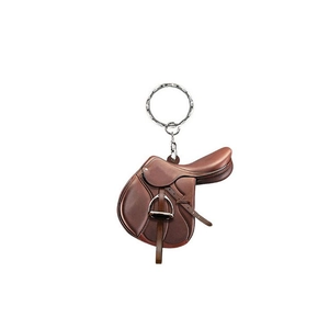 Gros plan d'un porte-clés selle marron avec texture cuir réaliste et anneaux métalliques