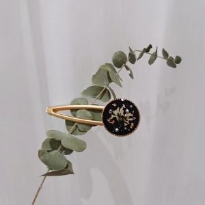 Handmade vintage hairpin with dried flowers, gold foil, and pearls in black resin finish
