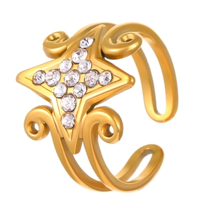 Macro-opname van 18K vergulde ring met stervormige strass en opengewerkt patroon