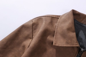 Detailansicht des Kragens und Metallreißverschlusses der braunen Kunstlederjacke für Herren