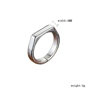 Detaillierte Nahaufnahme eines silbernen Titanstahlrings mit einer Breite von 4 mm