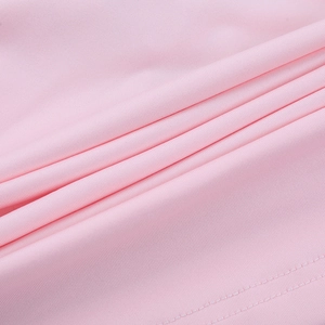 Primer plano de tela de punto acanalado rosa con textura suave y acabado de costura