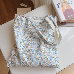Vue détaillée du sac en toile au motif floral et treillis losanges bleus élégants