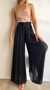 Détail du pantalon large noir à taille haute avec cordon de serrage et tissu fluide élégant