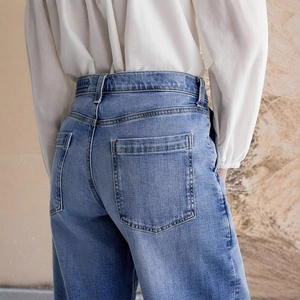 Vue arrière du jean vintage taille haute à jambes larges bleu moyen avec broderie