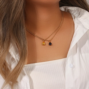 Dettaglio collana a catena ritorta 2mm con pendenti a goccia gialla e blu scuro