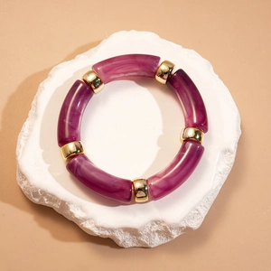 Détail macro du bracelet géométrique en acrylique marbré violet et billes en métal doré