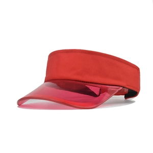 Détail de la visière pare-soleil rouge avec bord transparent et bandeau en tissu pour plage