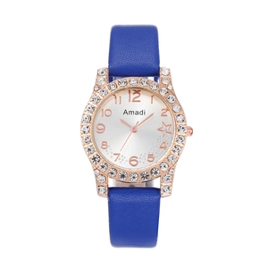 Dettaglio del cinturino in pelle blu reale e lunetta in oro rosa con strass lucidi