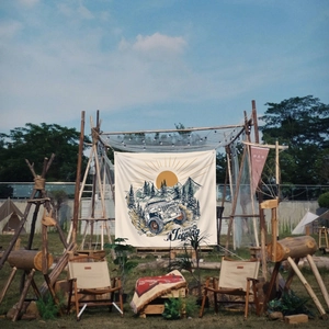 Détail d'une tapisserie de camping avec illustration de véhicule tout-terrain décorative