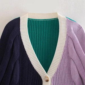 Cardigan in maglia color block con scollo a V e trama a coste spesse in blu navy e lilla
