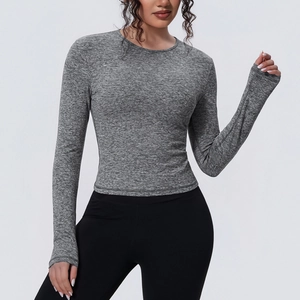 Détail de la texture du tissu gris chiné du haut de yoga à manches longues et coupe ajustée