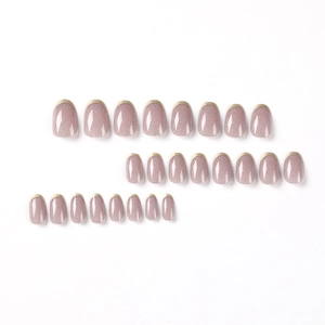 Unghie finte corte ovali rosa brillante con punte French dorate set da 24 pezzi