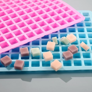 Detalle macro del molde de silicona de 126 cavidades con mini cubitos de hielo y caramelos