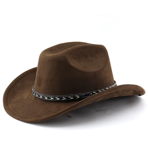 Dettaglio cappello da cowboy in camoscio marrone con nastro intrecciato a quadretti nero