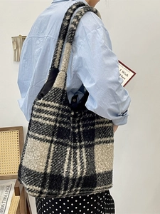 Black and white checkered bouclé tote bag with large capacity for winter style
