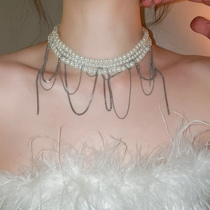Vue détaillée du collier de perles multicouche élégant avec détails de chaînes