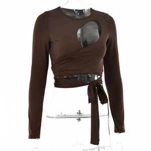 Nahaufnahme von asymmetrischem Ausschnitt und Kreuzschnürung am braunen Crop-Top