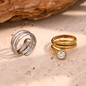 Dual-layer 18K gold and silver snake head rings with white zircon on textured rock base