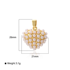 Vue détaillée du pendentif cœur doré avec perles montrant les dimensions de 26 mm sur 21 mm
