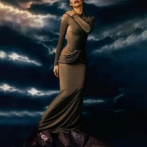 Détail des fronces latérales et de la coupe ajustée de cette robe longue couleur taupe foncé