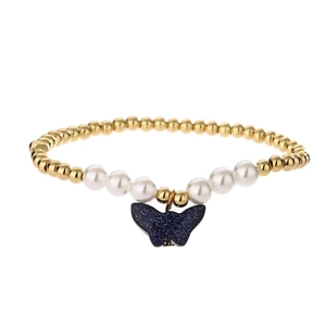 Bracelet élégant en perles d'or 4mm et perles avec un pendentif papillon bleu marine