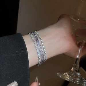 Dettaglio del bracciale multistrato elastico argento con perle sintetiche e cristalli