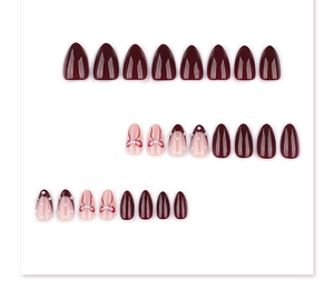 Détails de faux ongles amande bordeaux avec des nœuds et des accents de perles