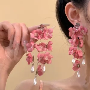 Détails de boucles d'oreilles fleurs en tissu rose avec perles en forme de goutte d'eau