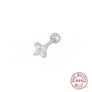 Vue macro de la boucle d'oreille trèfle en argent S925 sertie de cristaux clairs