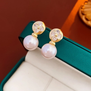 Elegant gold-plated clover earrings with sparkling zircon and round white pearls