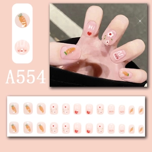Detail van schattige konijn en wortel nail art op korte vierkante roze kunstnagels