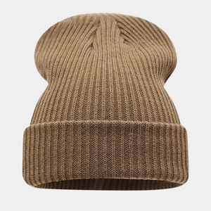 Gros plan du bonnet en tricot kaki foncé montrant la texture côtelée et le revers