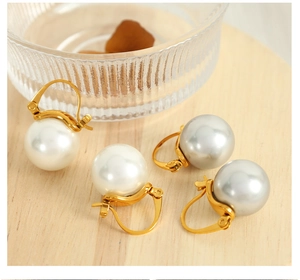 Détails de grandes boucles d'oreilles perles blanches et grises avec crochets dorés