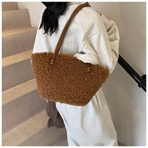 Détails du sac fourre-tout marron en peluche avec bandoulière en cuir sur modèle