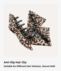 Détail d'une pince à cheveux avec nœud en tissu léopard et dents intérieures noires