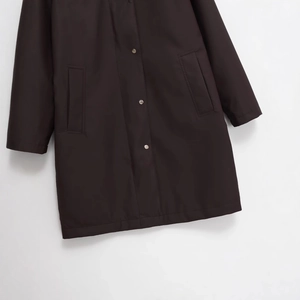 Dunkelbraune mittellange Damen-Kapuzenjacke mit Metalldruckknöpfen und Seitentaschen