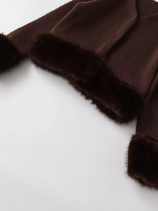 Detailansicht der dunkelbraunen Strickjacke mit edlem Kunstpelzbesatz an Ärmeln und Saum