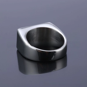Gros plan d'une bague de motard en acier poli avec dessus plat et fini réfléchissant
