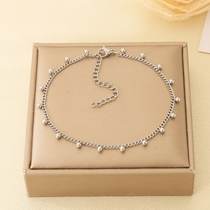 Détail d'un bracelet à perles argentées sur un coffret avec fermoir mousqueton