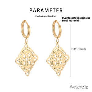Detail goldener Traumfänger-Ohrringe aus Edelstahl mit floralem Spitzenmuster-Design